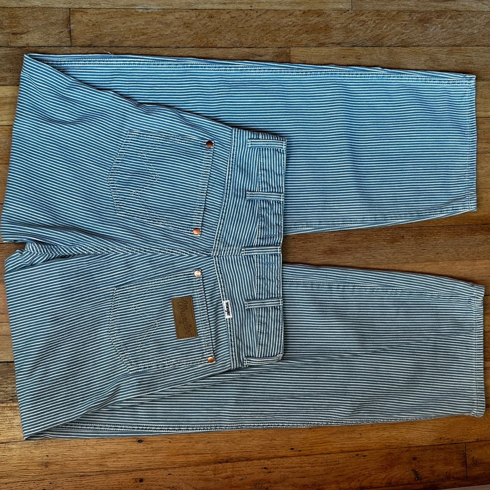 Adorable Wrangler high waisted railroad flares